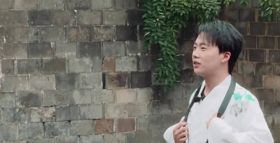 三亿体育手机版|
《德云斗笑社》郭麒麟来了 自带搞笑负担 也迎来相声开箱首秀！(图3)