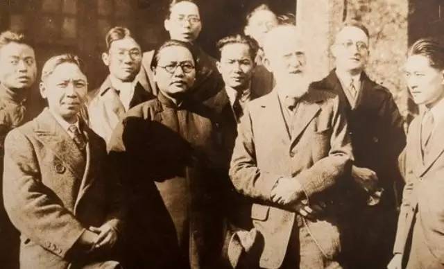 嘎嘎叫的鸭子_三亿体育(图1) 三亿体育手机版