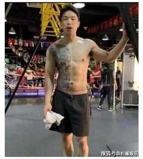 ‘三亿体育’
个个都是“社会人”?德云社纹身各有寄义 看到岳云鹏的笑疯了!(图8) ‘三亿体育’
个个都是“社会人”?德云社纹身各有寄义 看到岳云鹏的笑疯了!(图8)