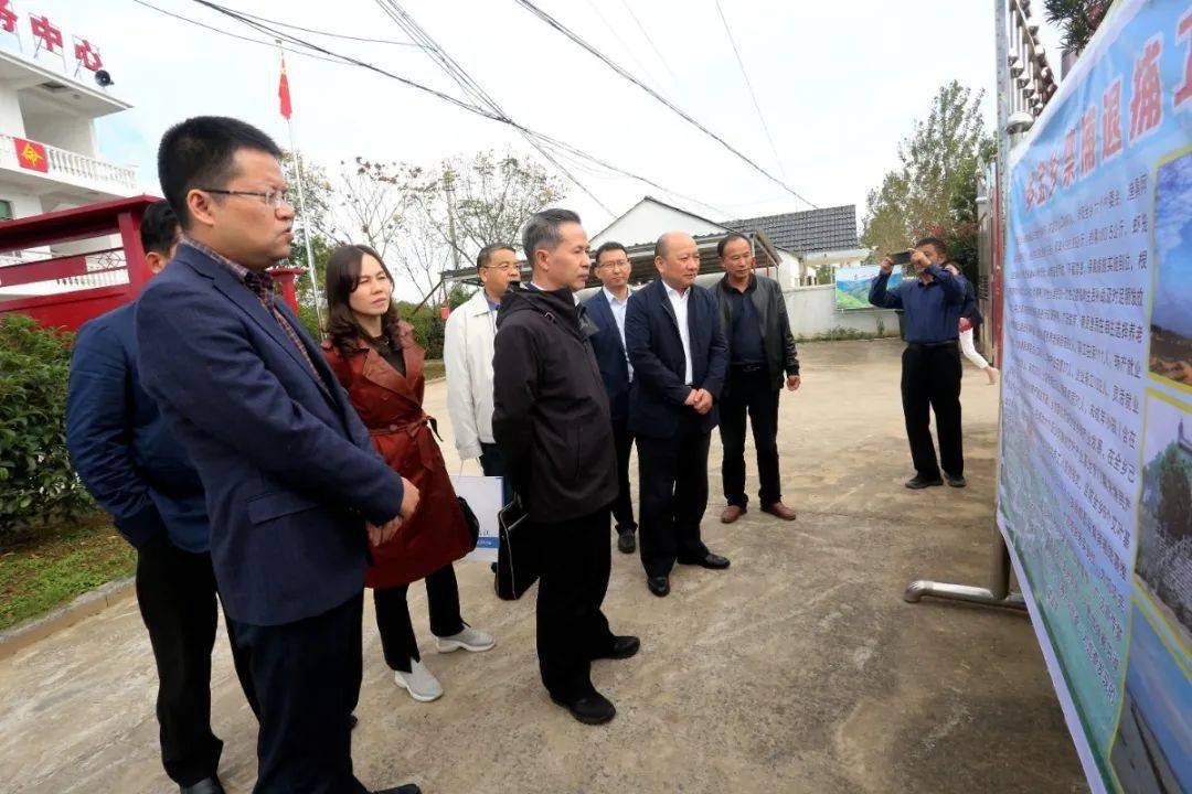 三亿体育官网_
人社部农村社会保险司司长刘从龙来浔调研退捕渔民参保事情(图3)