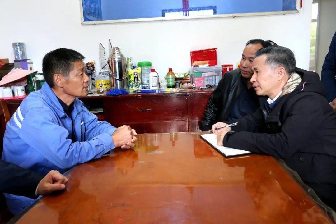 三亿体育官网_
人社部农村社会保险司司长刘从龙来浔调研退捕渔民参保事情(图6)