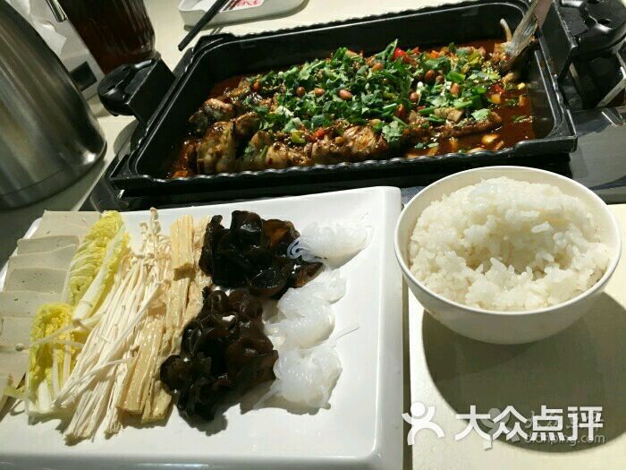三亿体育手机版:新疆:冷空气入侵 新疆兵团第五师八十六团大棚忙添“衣”(图3) 三亿体育手机版